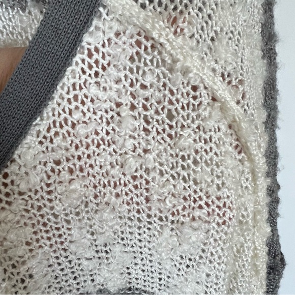 ELAN V-Neck Light Tunic Color-block Sweater - Picture 10 of 10